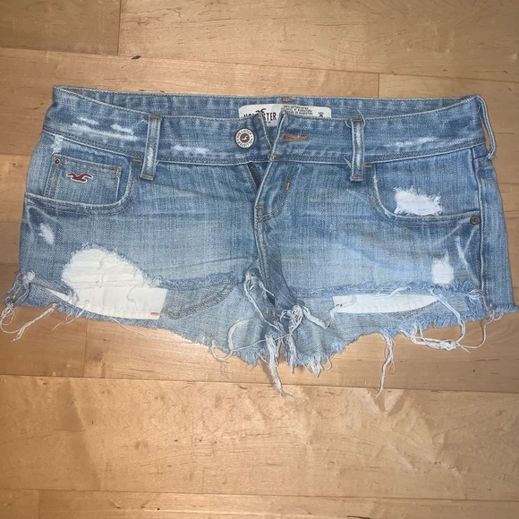 *SOLD* Hollister Ripped Short Shorts size 3 - Picture 1 of 4